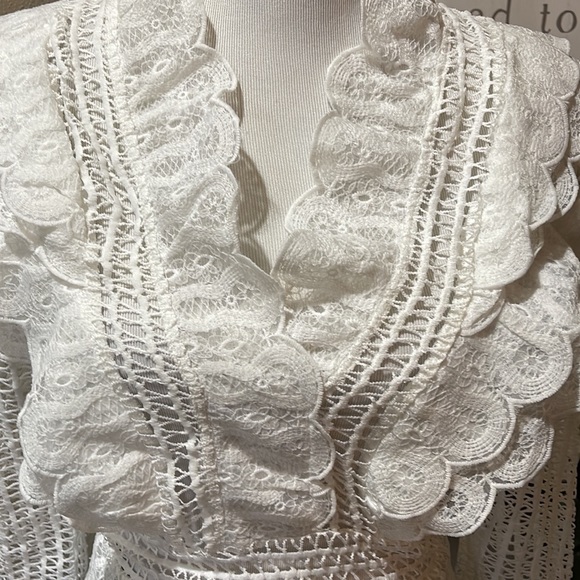 High Classy Loni pretty lace top - Picture 3 of 8